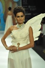 Model walks the ramp for Eekani Jewels Swpanil Shinde Show at IIJW Day 1 on 19th Aug 2012 (82).JPG